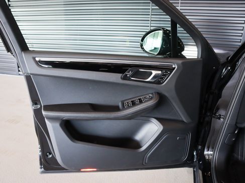 Used 2025 Porsche Macan image 25