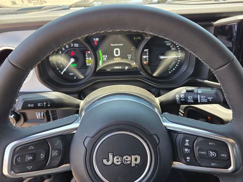 Used 2025 Jeep Wrangler Unlimited Sahara AWD/4WD image 22