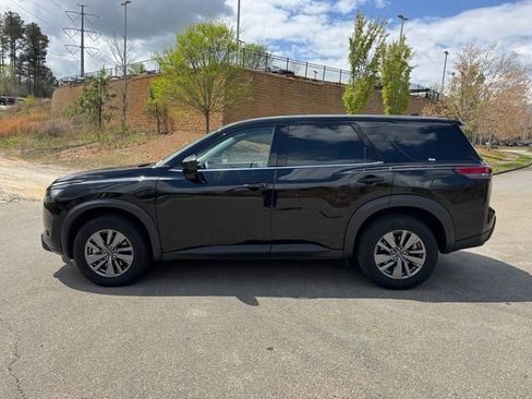 Used 2025 Nissan Pathfinder S image 8