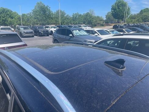 Used 2022 Volkswagen Taos SE w/ Panoramic Sunroof Package image 13