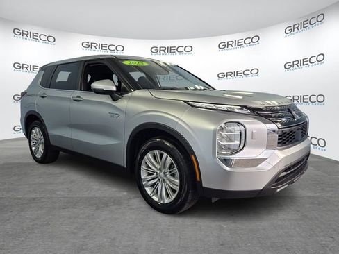 Used 2025 Mitsubishi Outlander ES image 1