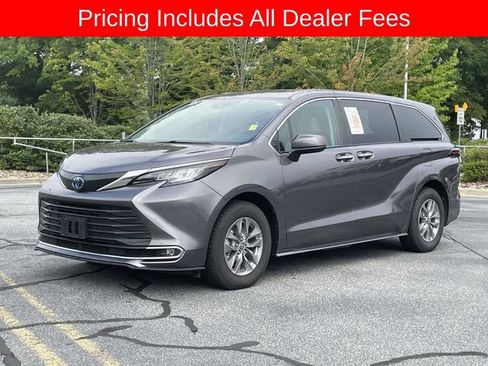 Used 2023 Toyota Sienna XLE FWD image 1