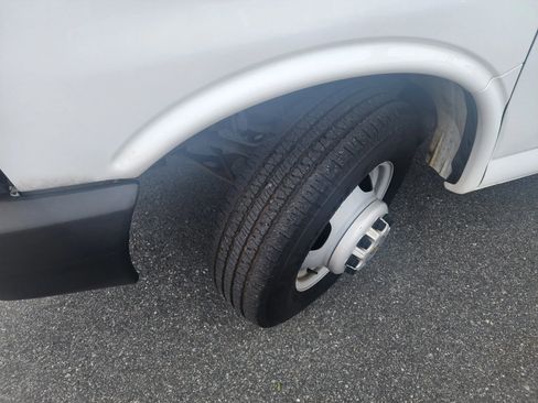 Used 2016 Chevrolet Express 4500 image 9