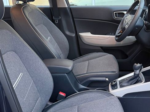 Used 2020 Hyundai Venue image 19