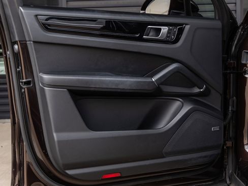 Certified 2022 Porsche Cayenne AWD/4WD image 19