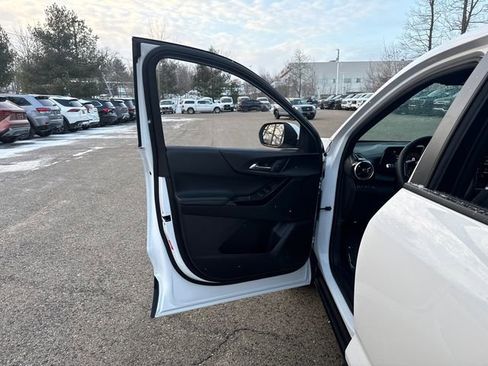 Used 2025 Chevrolet Equinox LT image 23