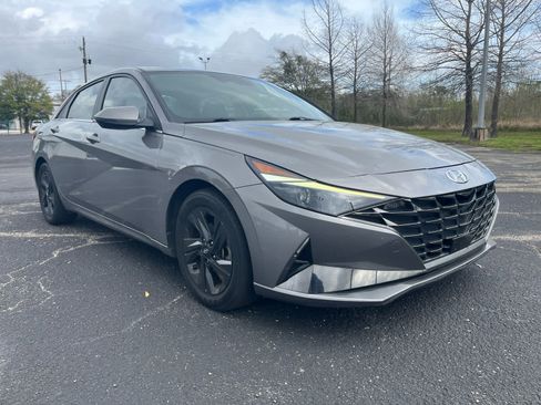 Used 2021 Hyundai Elantra Limited image 3