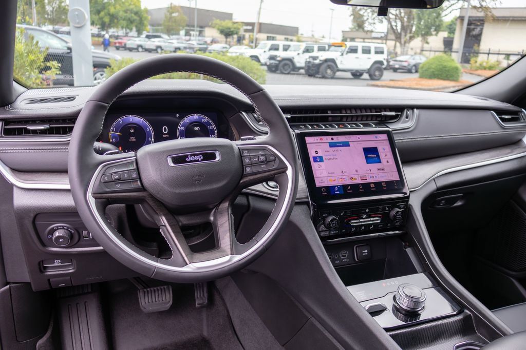 Used 2025 Jeep Grand Cherokee Limited AWD/4WD image 16