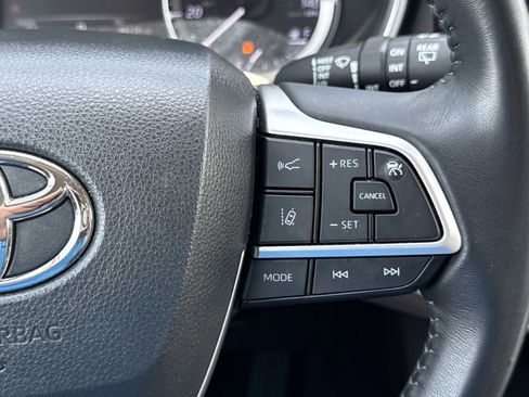 Used 2023 Toyota Highlander XLE AWD/4WD image 24