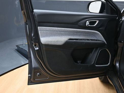 Used 2022 Jeep Compass Latitude image 39