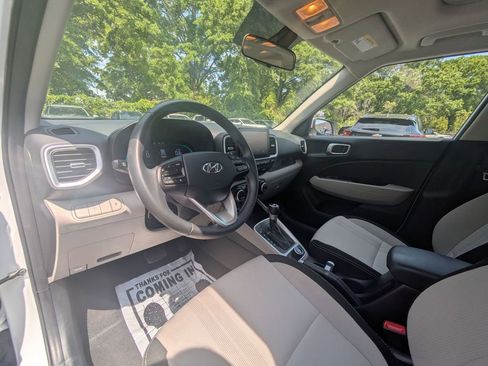 Used 2025 Hyundai Venue SEL FWD image 14