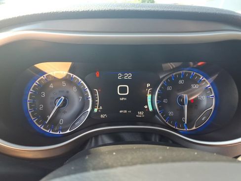 Used 2023 Chrysler Pacifica Touring-L FWD image 8
