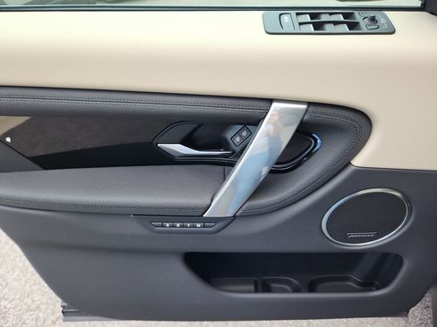 Used 2025 Land Rover Discovery Sport S image 24