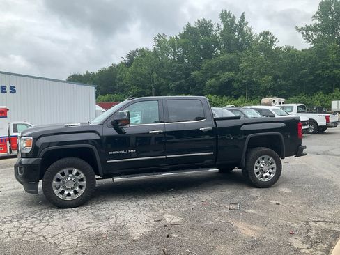 Used 2018 GMC Sierra 2500 Denali w/ Duramax Plus Package AWD/4WD image 8