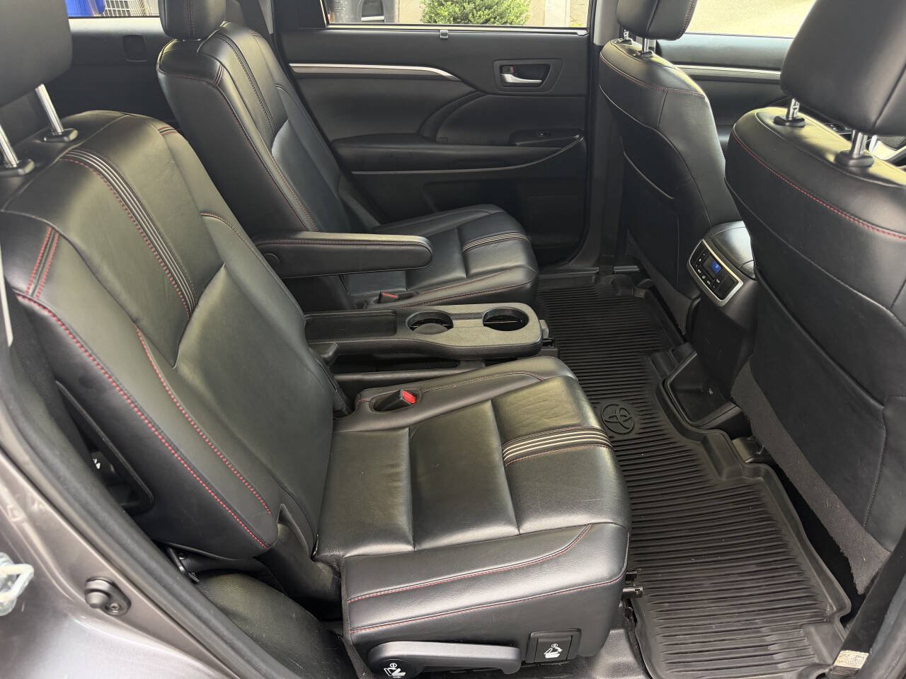Used 2019 Toyota Highlander SE AWD/4WD image 19