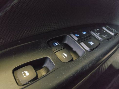 Used 2019 Hyundai Veloster Turbo FWD image 27