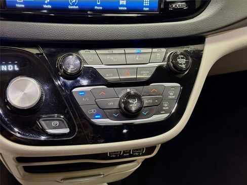 Used 2023 Chrysler Pacifica Touring-L image 15