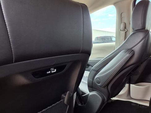 Used 2023 Chrysler Pacifica Touring-L FWD image 20