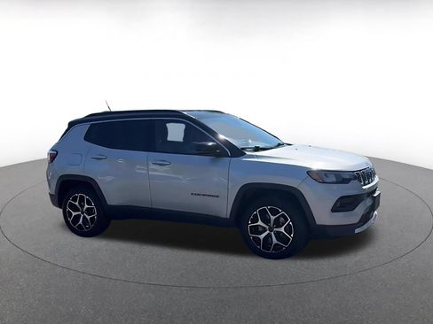 Used 2025 Jeep Compass Limited AWD/4WD image 2