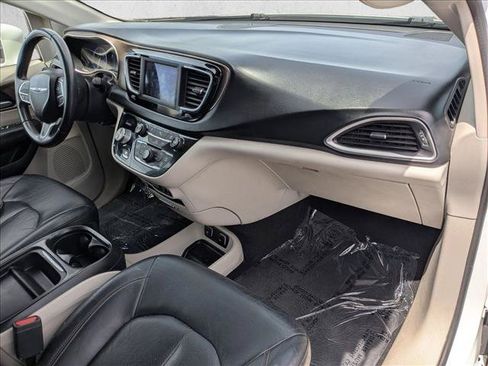 Used 2018 Chrysler Pacifica Touring-L FWD image 21