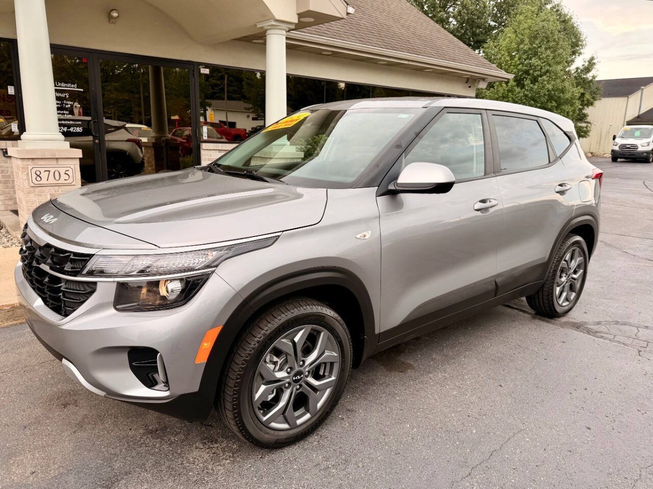 Used 2024 Kia Seltos LX AWD/4WD image 1