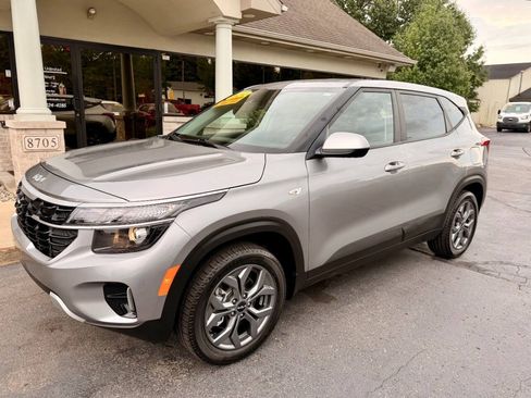 Used 2024 Kia Seltos LX AWD/4WD image 1