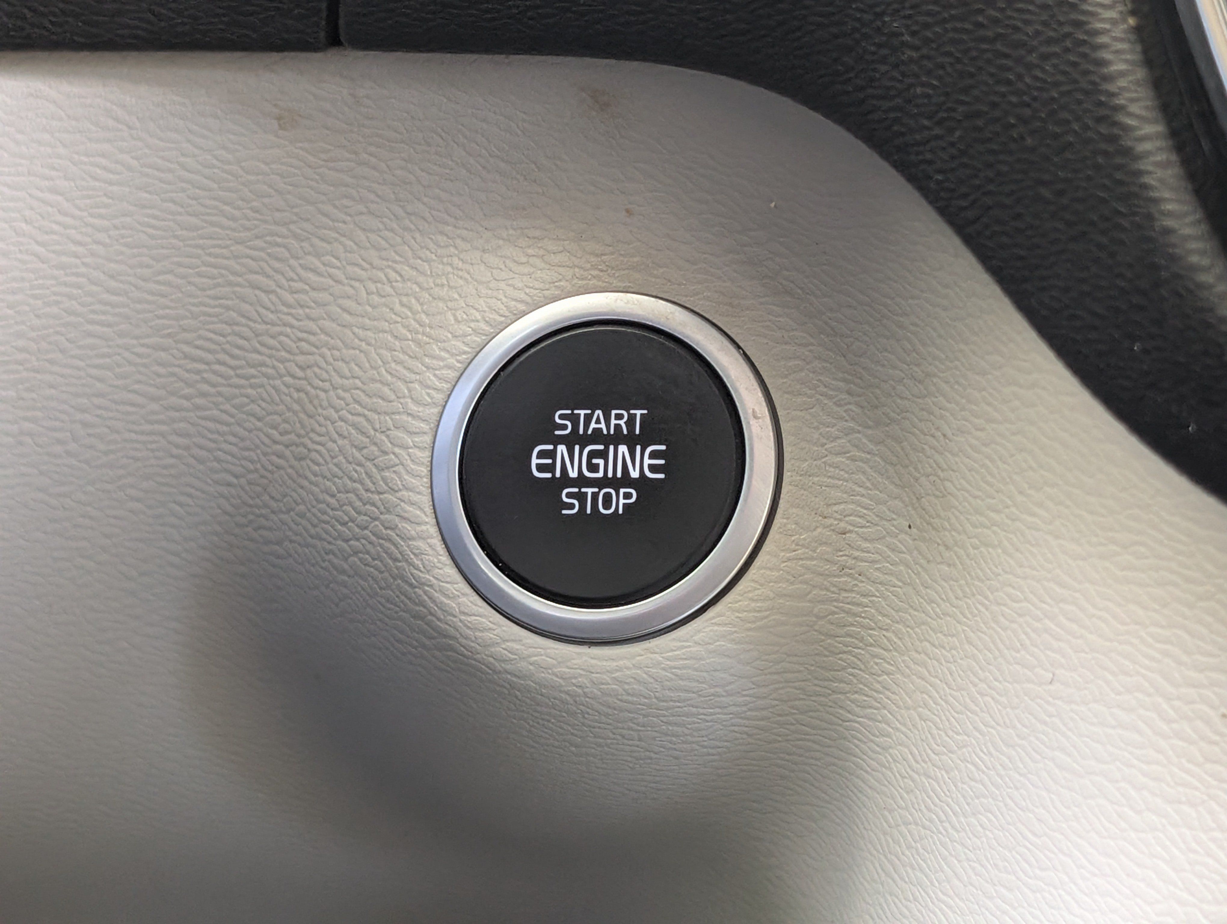 Used 2021 Volvo XC40 T4 Momentum FWD image 32