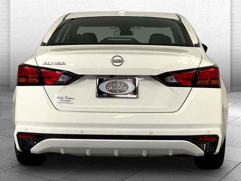 Used 2025 Nissan Altima 2.5 SV image 3