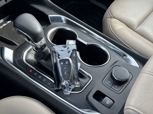 Used 2023 Chevrolet Traverse LT w/ Rear Camera Mirror Package image 36