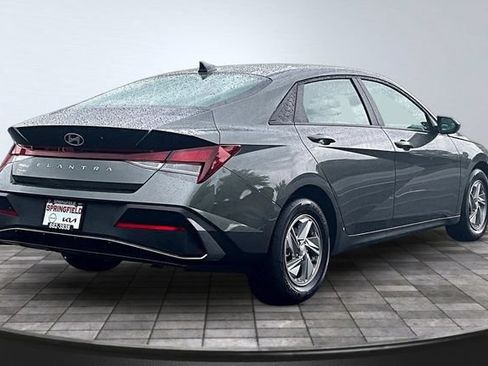 Used 2025 Hyundai Elantra SE FWD image 6