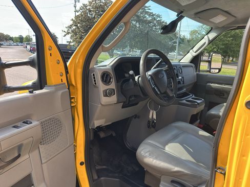 Used 2022 Ford E-350 and Econoline 350 Super Duty RWD image 17