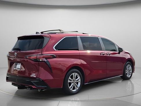 Used 2022 Toyota Sienna XSE w/ XSE Plus Package AWD/4WD image 7
