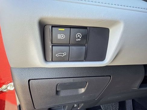 Used 2025 Toyota Highlander XLE image 35