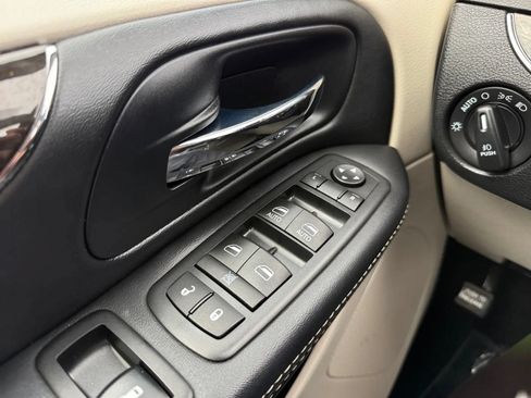 Used 2016 Chrysler Town & Country Touring-L w/ Driver Convenience Group FWD image 38