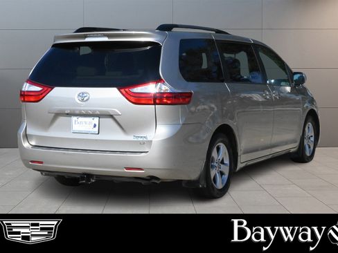 Used 2015 Toyota Sienna LE image 5