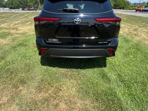 Used 2022 Toyota Highlander XLE AWD/4WD image 4