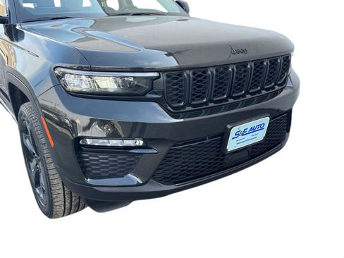 Used 2023 Jeep Grand Cherokee Limited w/ Black Appearance Package image 10