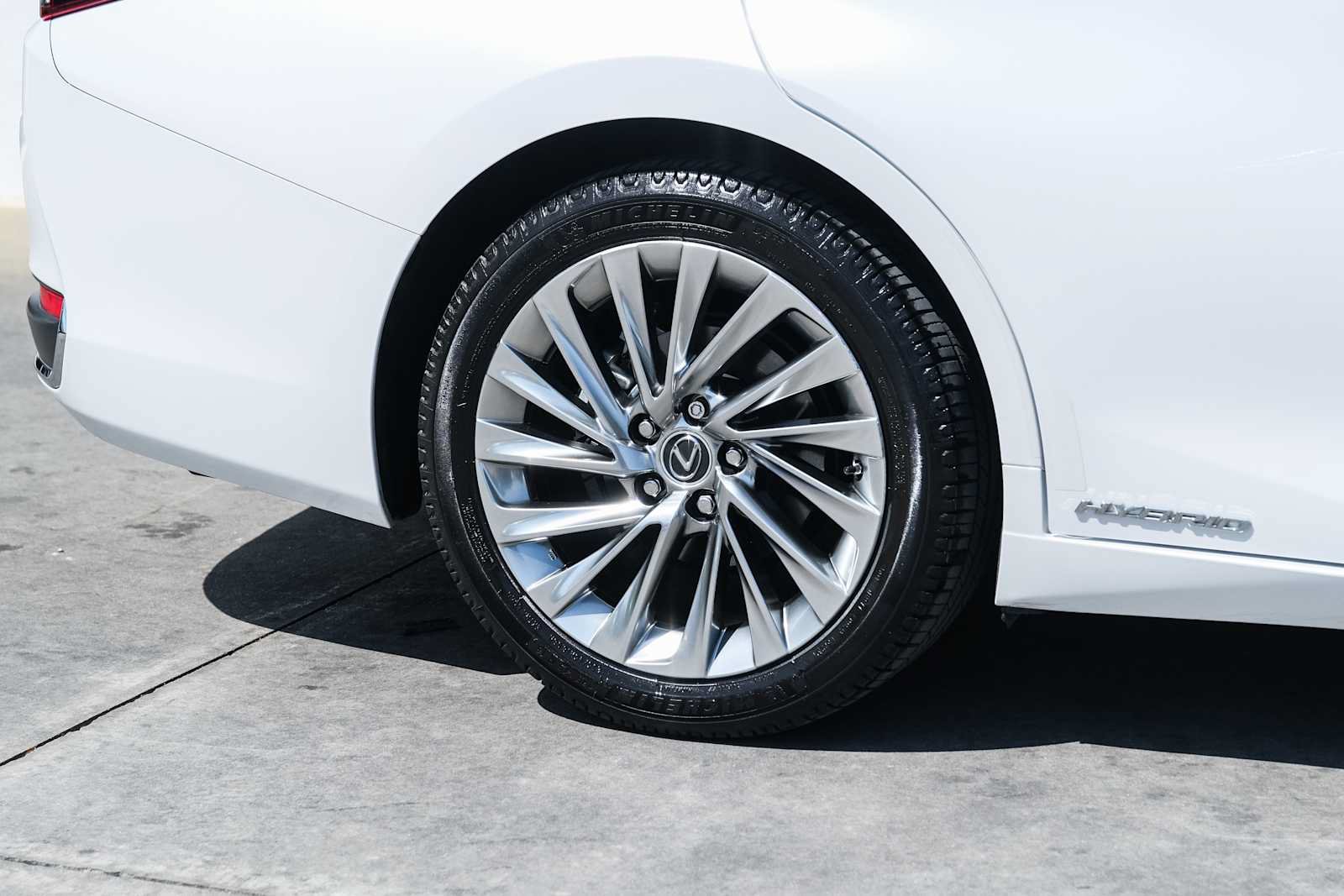 Used 2022 Lexus ES 300h Ultra Luxury w/ Accessory Package 2 FWD image 8
