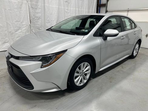 Used 2025 Toyota Corolla LE image 3