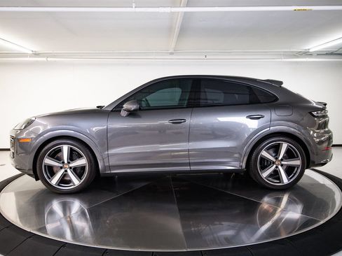 Certified 2024 Porsche Cayenne Turbo AWD/4WD image 2