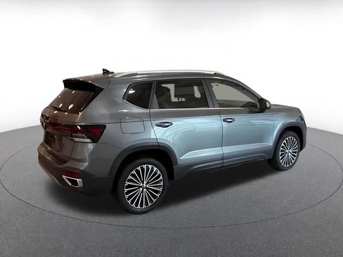 Used 2026 Volkswagen Taos SE FWD image 11