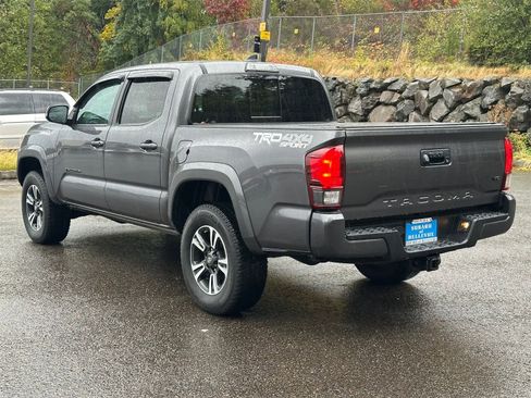 Used 2019 Toyota Tacoma TRD Sport image 3