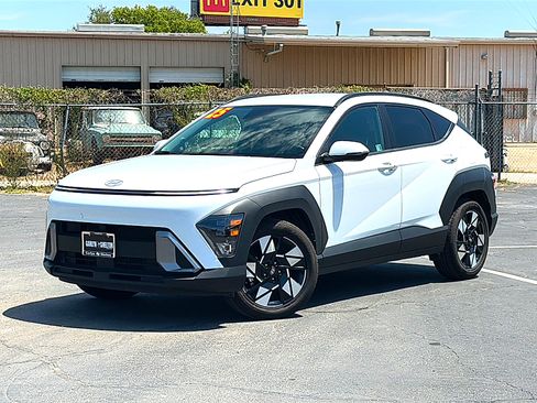 Used 2025 Hyundai Kona SEL FWD image 2
