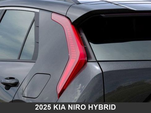 Used 2025 Kia Niro EX image 11