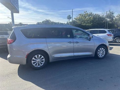 Used 2019 Chrysler Pacifica Touring-L image 3