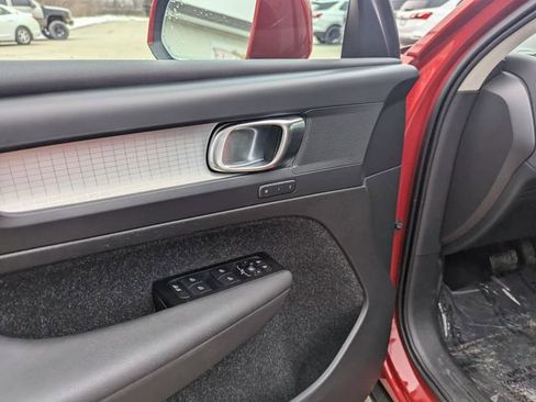Used 2021 Volvo XC40 T4 Momentum image 10