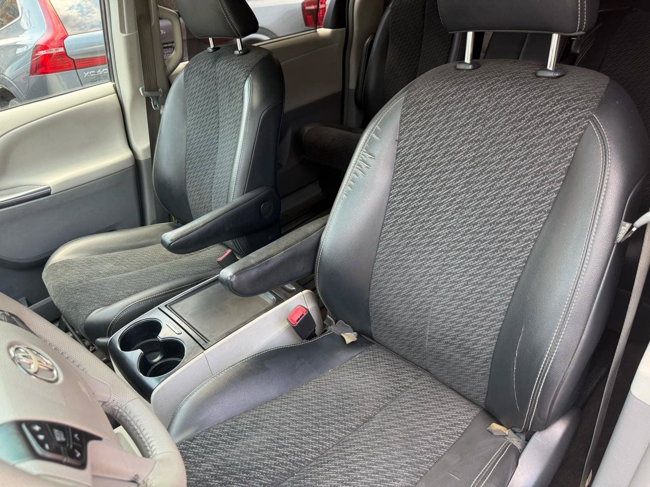 Used 2012 Toyota Sienna SE FWD image 6