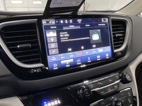 Used 2024 Chrysler Pacifica Touring-L image 25