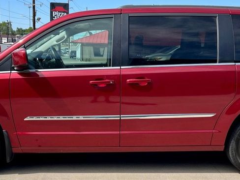 Used 2015 Chrysler Town & Country Touring w/ Mopar Premium Addition Group image 4