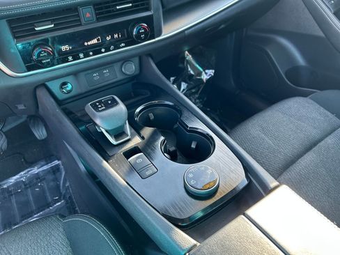 Used 2024 Nissan Rogue SV image 17